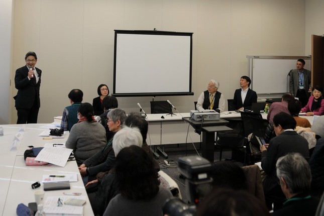 集会であいさつする立憲民主党の杉尾秀哉参院議員（写真右）。集会には100人以上が参加した