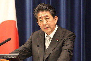 安倍首相は「意味のない質問」なぜ謝罪したか　憲法定める権利の重さ