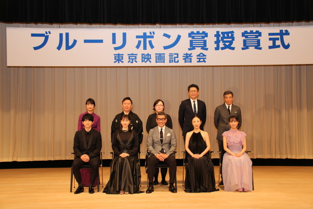 受賞者と司会の顔ぶれ（後列中央とその右はそれぞれ真利子哲也監督・「ジョーカー」の代理受賞）