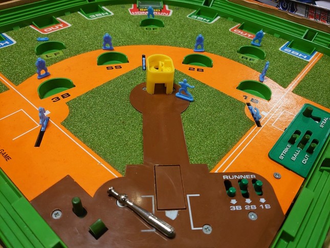 まずはボードゲームから、と主張して…（イメージ）