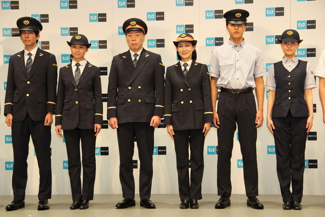 20年4月より着用予定の東京メトロ新制服。左右4名は乗務員・駅係員用、中央2名は駅長・区長など現場長用の制服