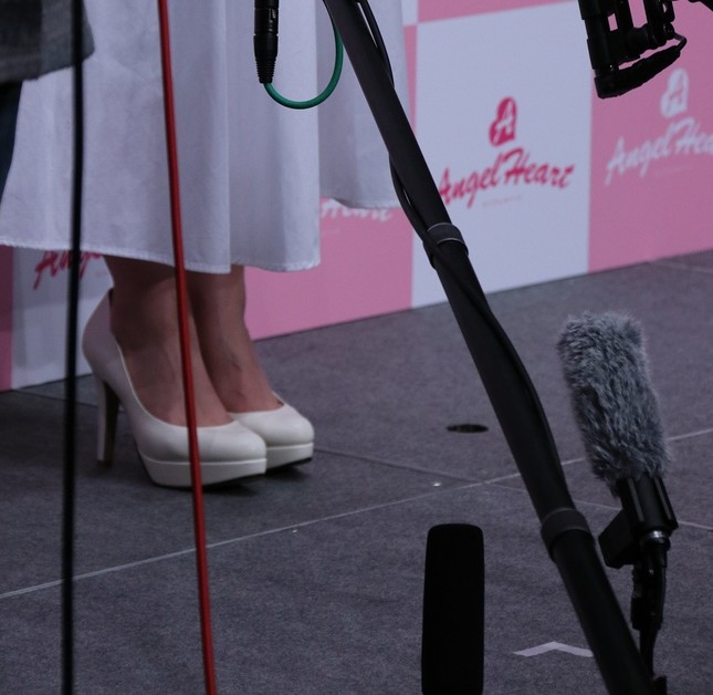 舞台の板に開いた穴