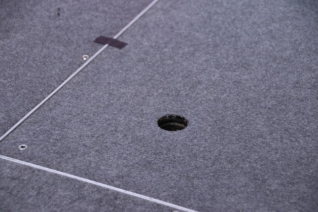 舞台の板に開いた穴