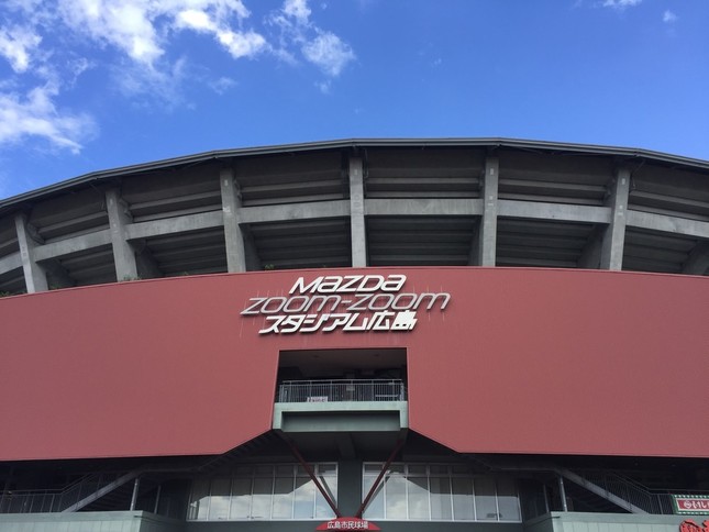 配布場所のマツダスタジアム。今年も行列が？