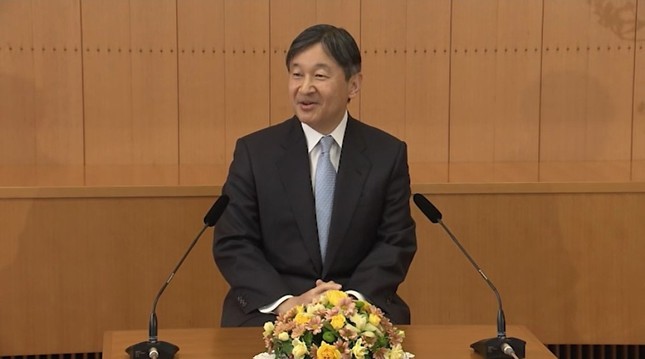 「まだ還暦」と応じた際には表情がほころんだ（宮内庁提供動画より）