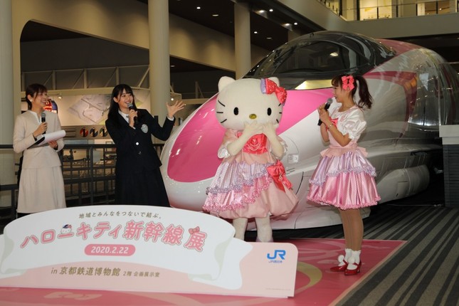 500系車両の魅力を熱弁するSTU48の瀧野由美子さん（写真左から2番目）