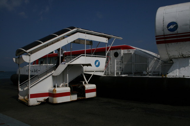 ホーバークラフトにはタラップを横付けして乗り込む仕組みだ（2007年撮影）