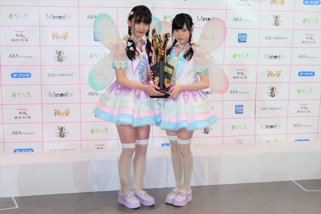 2017年のAKB48グループのじゃんけん大会では優勝を果たし、表情をほとんど変えずに
喜びを語った（写真右が運上さん。17年10月撮影）
