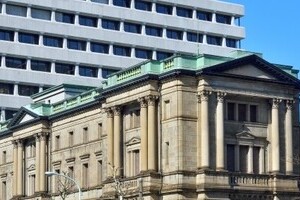 新型コロナが「口座維持手数料」導入を加速！？　銀行に預金してるだけでお金が...