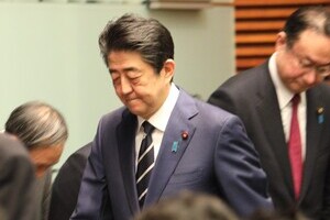 タイミングに「？」残る安倍首相の新型コロナ対応　背景に官邸内の「亀裂」も