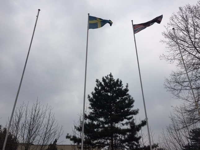 平壌の英国大使館がある区域には4つの外国公館があるが、ドイツとフランスは一時閉鎖。英国とスウェーデンの国旗だけ掲げられている(写真は英国のコリン・クルックス大使のツイートから)