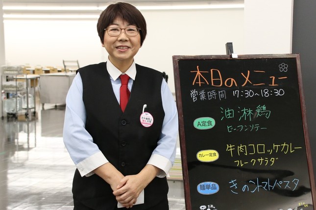 新事務本館の食堂で勤務する廣崎真裕美さん