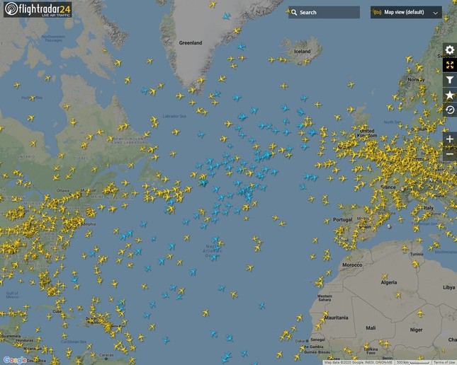 大西洋上には多くの「青い飛行機」が飛んでいる。地上からはADS-Bの信号を受信しにくいエリアだ（写真は「フライトレーダー24」から）