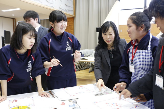 ラオスから来た生徒と交流する飯舘中の子どもたち（画像提供：飯舘村役場）