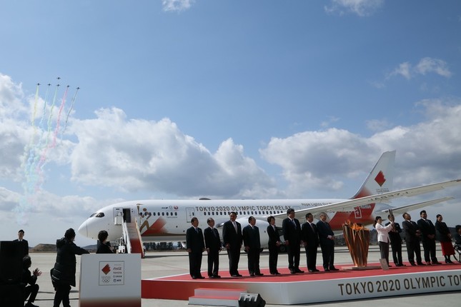 航空自衛隊の飛行チーム「ブルーインパルス」がカラースモークを使ったパフォーマンスを行った