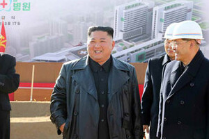 マスクやめた北朝鮮の軍幹部たち　新型コロナもう「見て見ぬふり」しかない？