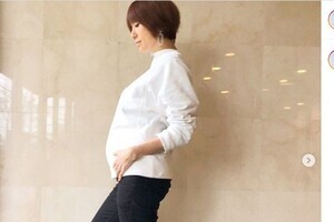 第4子妊娠中のhitomi「6か月最終週」のお腹をインスタに　体重も公開