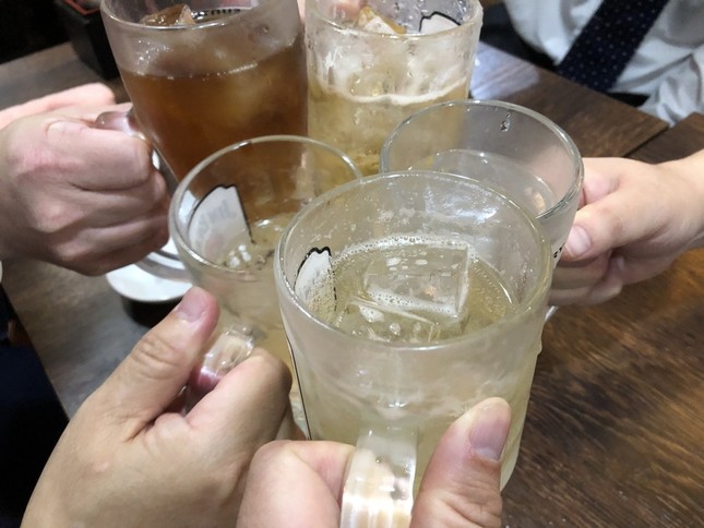 楽しい飲み会も今は…（イメージ）