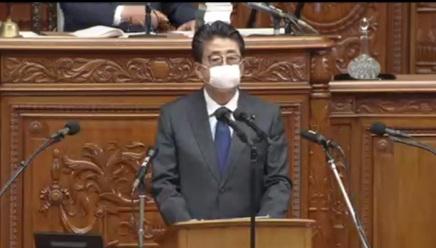 衆院本会議でマスクをつけて発言する安倍首相（4月2日、衆院インターネット審議中継より）