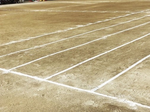 入学式を校庭で実施した学校も
