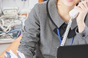 「100人近くが喋り続ける職場に恐怖」　コールセンター従業員が訴え、3キャリアに対応を聞いた