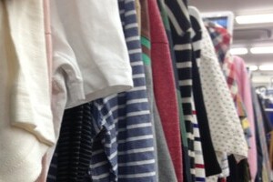 「子連れのお客様がたくさん来店したり...」　営業続けるリサイクルショップ、従業員の不安