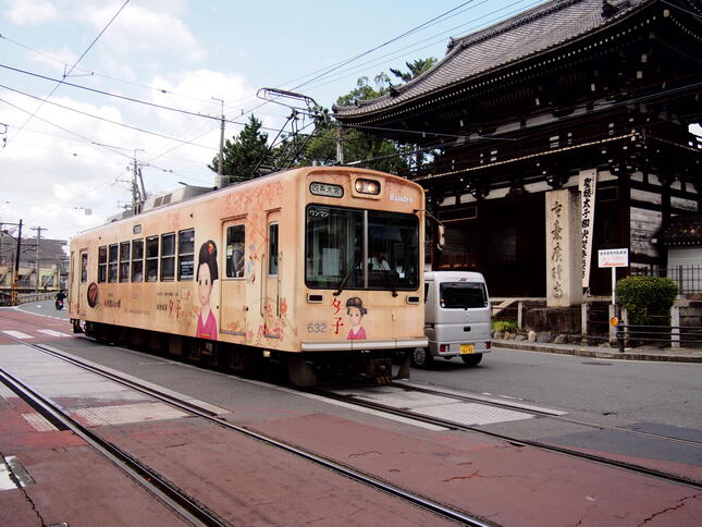 京都市内を走る京福電車