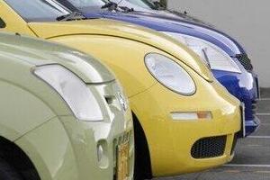 「県外ナンバー狩り」と自衛の「在住者です」ステッカー　発売相次ぐが...