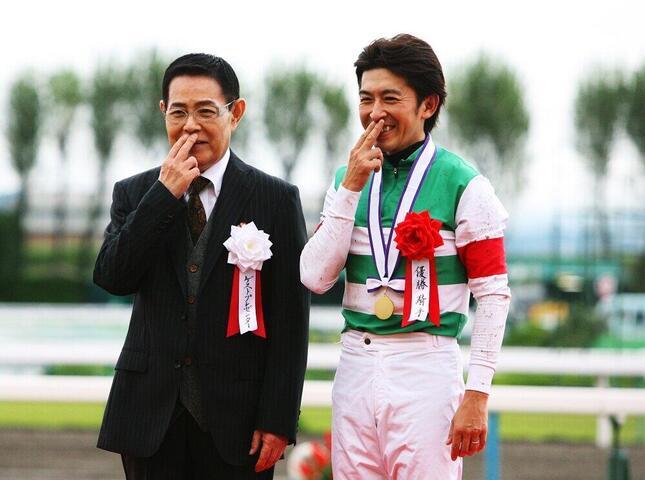 2013年秋の競馬G1レース・菊花賞に姿をみせた際の加藤茶さん＜左＞（写真：山根英一／アフロ）