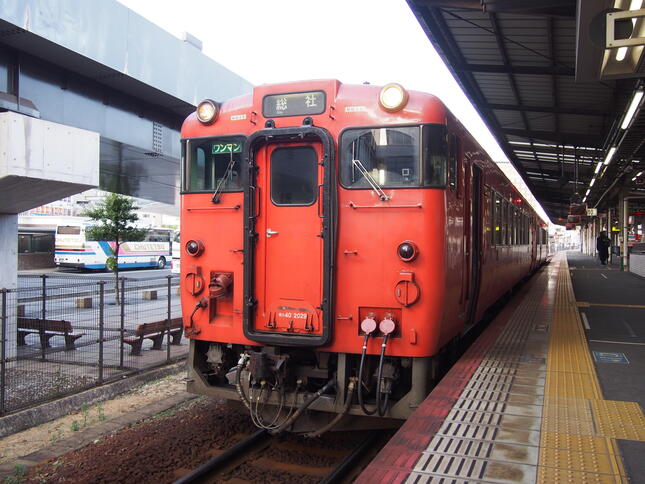 （岡山駅で発車を待つ旧国鉄型ディーゼルカー）