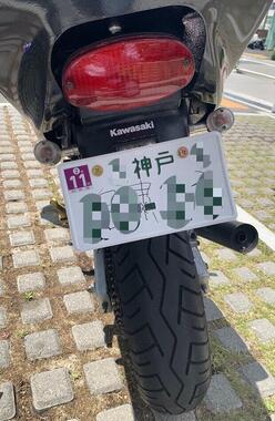 バイクに書かれた「自粛しろ」の文字（写真提供「悪魔のz乗りジョルノ」さん。編集部でナンバープレートの数字等にボカシ加工しています）