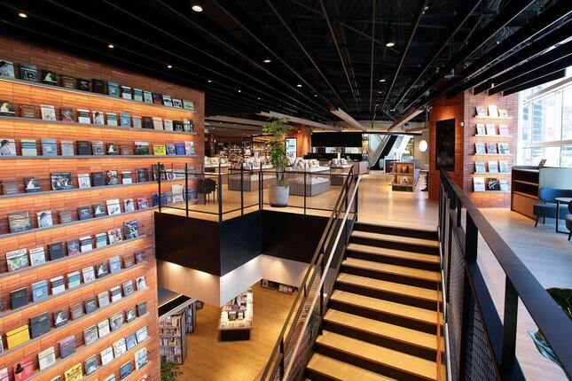 広さは約350坪、2階建ての店内