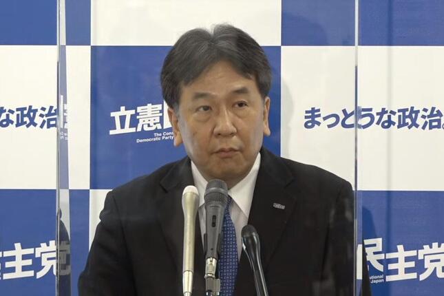 記者会見する立憲民主党の枝野幸男代表。マスクを外し、透明な板の前で会見に臨んだ（写真は党配信の動画から）