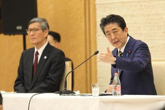 安倍晋三首相とともに会見に臨む専門家会議の尾身茂副座長（5月4日撮影）