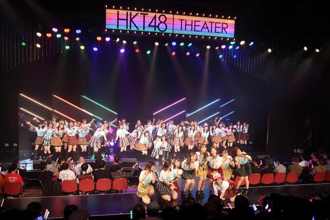 HKT48、NGT48の運営会社の持ち株会社にはLINEなど3社が出資する（写真は福岡市内で2019年11月撮影）