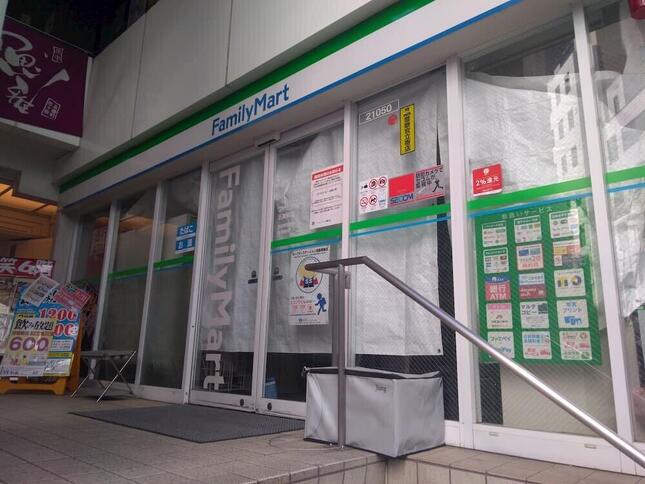 5月初旬、都内のオフィス街にあるファミリーマートでは営業を一時休止していた（現在は再開）