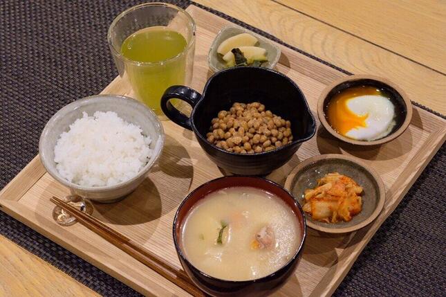 生涯無料パスポートの対象セット「納豆ご飯定食(梅コース)」（納豆社がCFを募った2019年のリリースより）