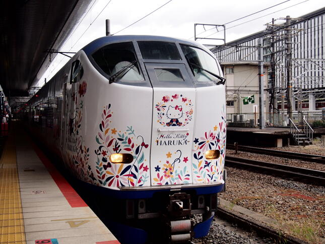 京都駅で発車を待つ特急「はるか」