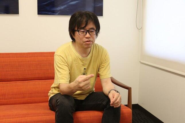 インタビューに答える関口勇さん