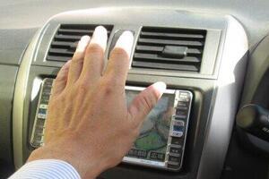 車内温度を効率的に下げるには...　警視庁ツイッター「はじめに外気導入すること！」