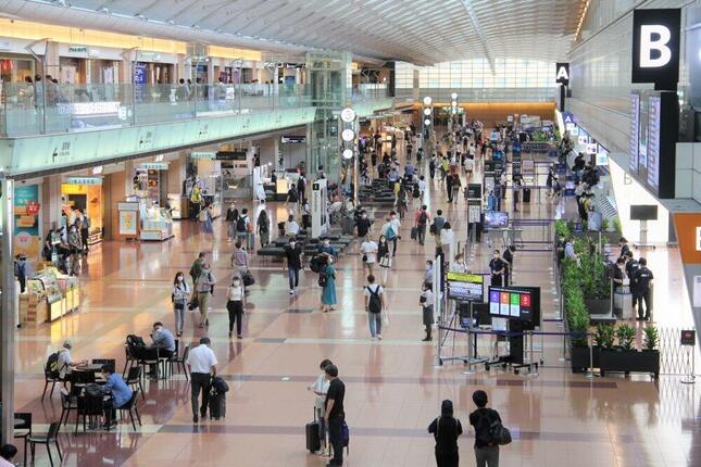 政府の観光支援策「Go To トラベル」の初日を迎えた東京・羽田空港。空港職員は「例年の連休前に比べて圧倒的に客が少ない」と話した（2020年7月22日午前）