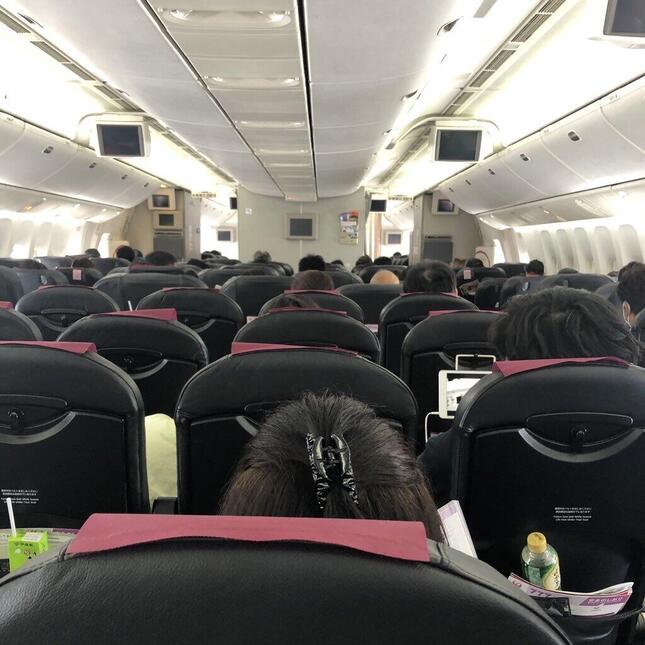 7月上旬に羽田―那覇を往復した旅行者が撮った機内の様子。中央席はほぼ埋まり、周囲は満席に近かったという（旅行者提供）
