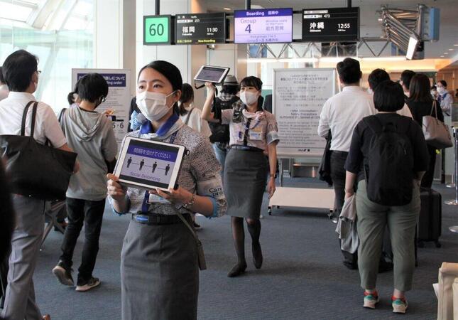 ANAは、これまでとは逆に、後部座席の乗客から搭乗の案内をしている（2020年7月22日午前、東京・羽田空港）