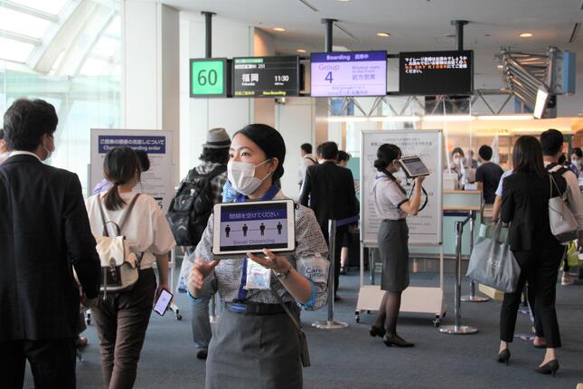 ANAは、これまでとは逆に、後部座席の乗客から搭乗の案内をしている（2020年7月22日午前、東京・羽田空港）