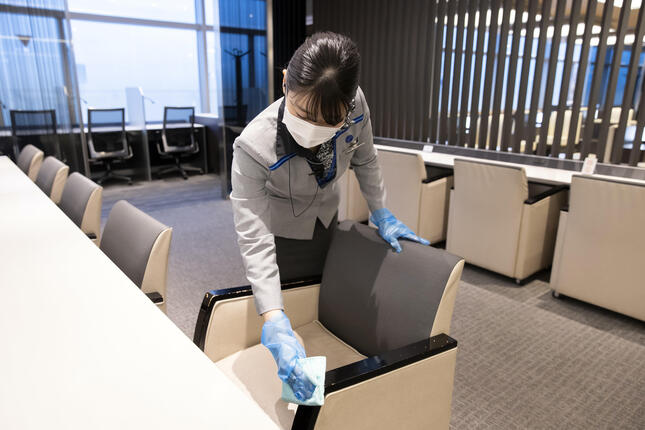 椅子の手すりやトイレのドアなど、人が触る場所はすべて毎日定期的に消毒しているという（ANA提供）