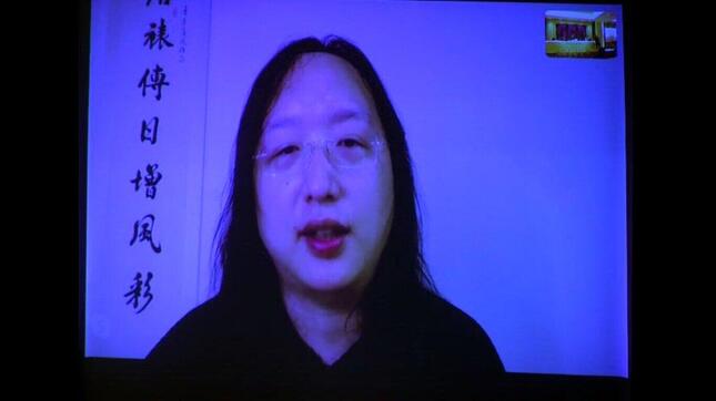オンラインで記者会見した台湾のオードリー・タン（唐鳳）デジタル担当相（写真は中継画面から）