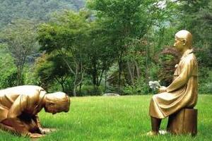 慰安婦へ安倍首相「土下座」像のトンデモ　過疎施設の「客寄せ」？韓国内でも批判が...