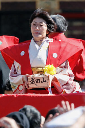 まさに「小池知事モノマネ中の清水ミチコ」　光浦靖子の手芸新作が「怖いくらい似てる」