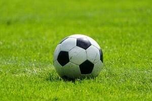 飲酒にブーイング...ルール違反のサポーター続出　Jリーグ試合「無観客に戻すべき」の声も