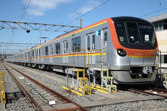 報道陣にお披露目された新型車両「17000系」。2021年2月に営業運転を始める
